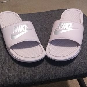 Women's size 7 nike slide on shoe